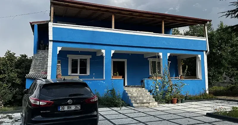 Çatı temizliği sırasında aynı aileden 4 kişiye arılar saldırdı