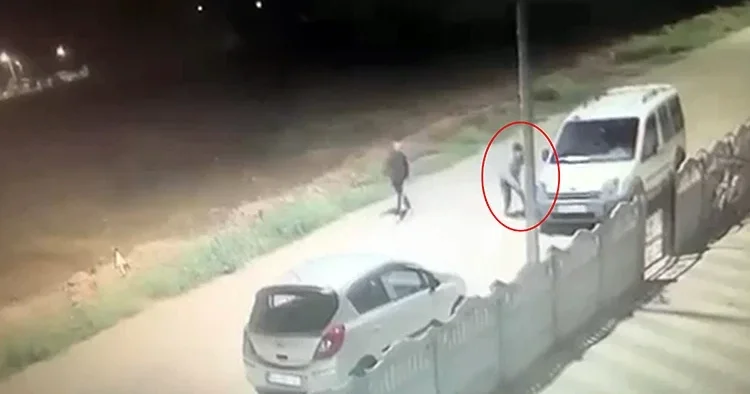 Afyonkarahisar da vandallık kamerada: Araçların lastiklerini kesip kaçtılar