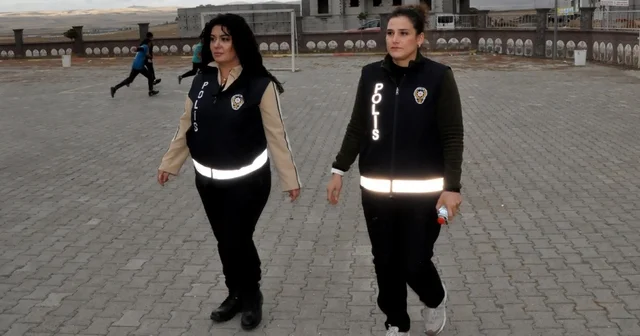 Kadın polislerden öğrencilere kişisel güvenlik ve çocuk hakları eğitimi Kars Haberleri