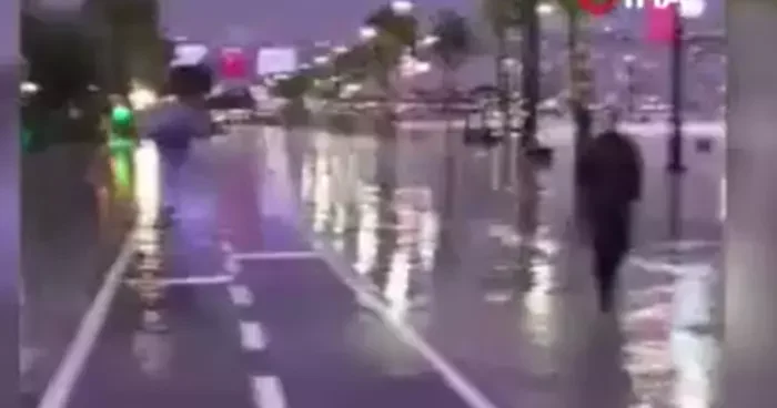 Yer: İstanbul! Sahilde yürüyen çift ölümden döndü, yıldırım düştü