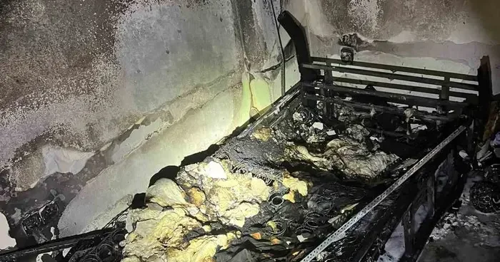 Dairede çıkan yangında bir oda kullanılamaz hale geldi