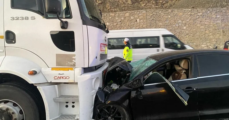 Van da yakıt tankeri ile otomobil çarpıştı: 2 ölü