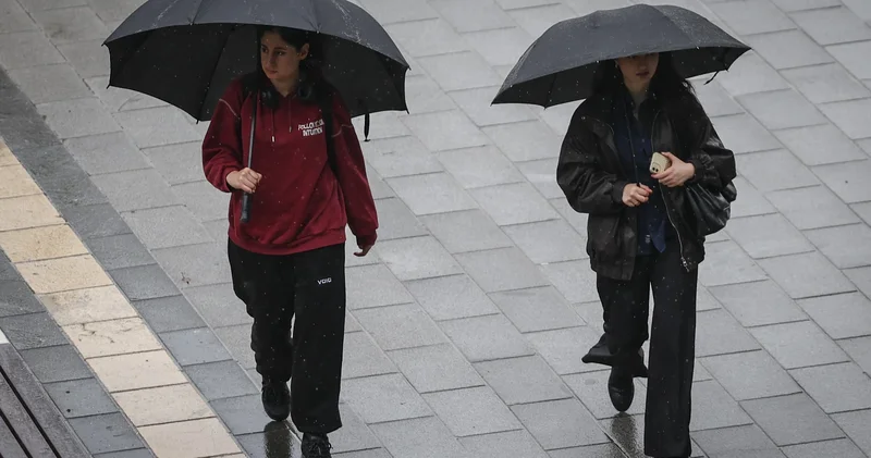 İstanbul için bir uyarı da AKOM dan: Fırtına, sağanak ve dolu geliyor