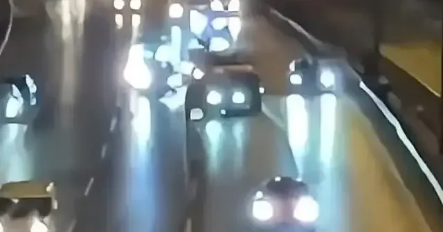 Kaza yapan araçlar TEM Otoyolu nun ortasında başıboş bırakıldı: Sürücüler faciadan kıl payı kurtuldu VİDEO İZLE