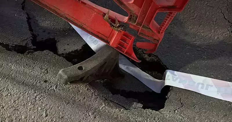 Kağıthane’de yol çöktü; zabıta ekibi önlem aldı