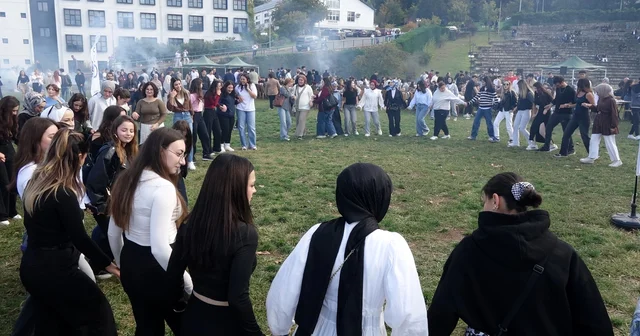 KTÜ de renkli şölen; üniversiteliler, 3 ton hamsi tüketti Trabzon Haberleri