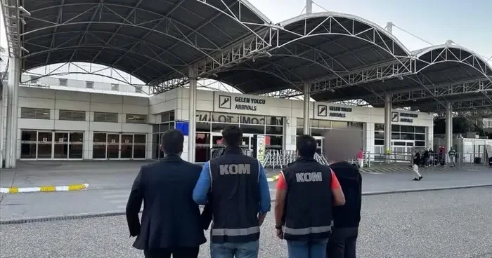 Antalya Havalimanı’nda zimmet ve kaçakçılık suçundan gözaltına alınan 10 memurdan 5’i tutuklandı