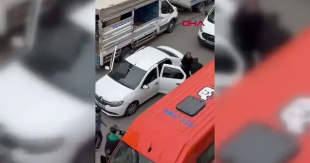 Trafikte tartıştığı kadın sürücüye saldırdı! O anlar cep telefonuna yansıdı