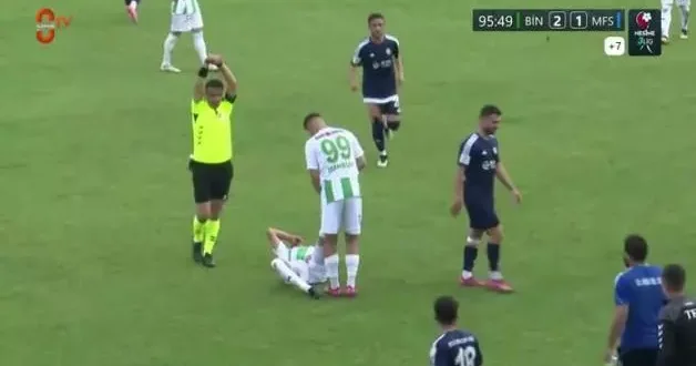 İlginç olay! Futbolcu rakip takımın sağlık görevlisine saldırdı!