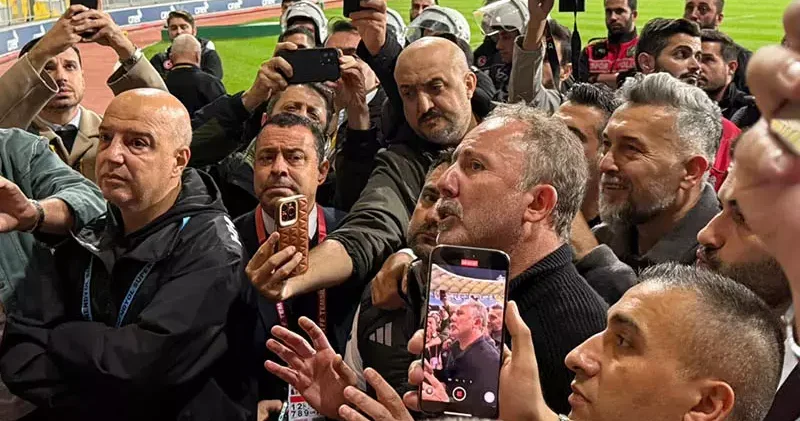 Sergen Yalçın, Kasımpaşa maçının ardından deplasman tribününe gitti