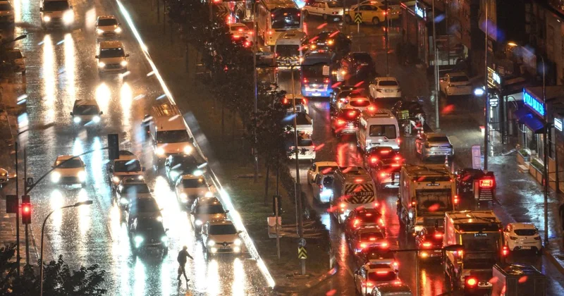 İstanbul da sağanak: Caddeler göle döndü