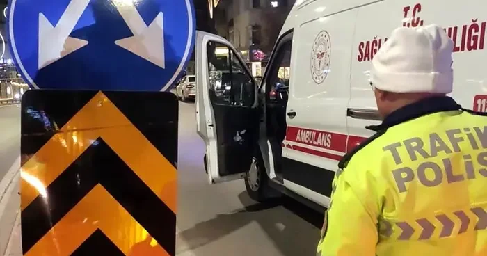 Refüjdeki trafik levhasına çarpan motosikletteki baba ve oğlu yaralandı
