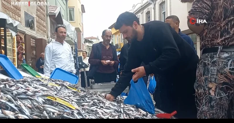Karadeniz hamsisi tezgahları doldurdu: Fiyatların düşmesi vatandaşın balığa ilgisini artırdı