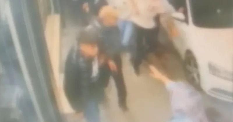 Sultangazi de sokak ortasında bıçaklı kavga: 2 grupta çocuk! 3 yaralı