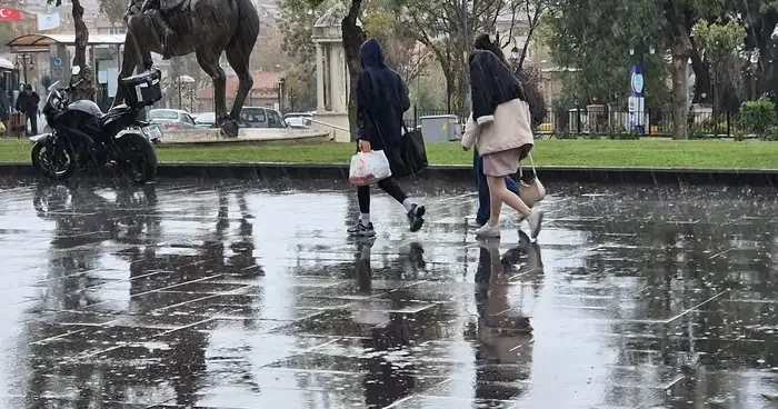 Tekirdağ da sağanak yağışta vatandaşlar kaçacak yer aradı