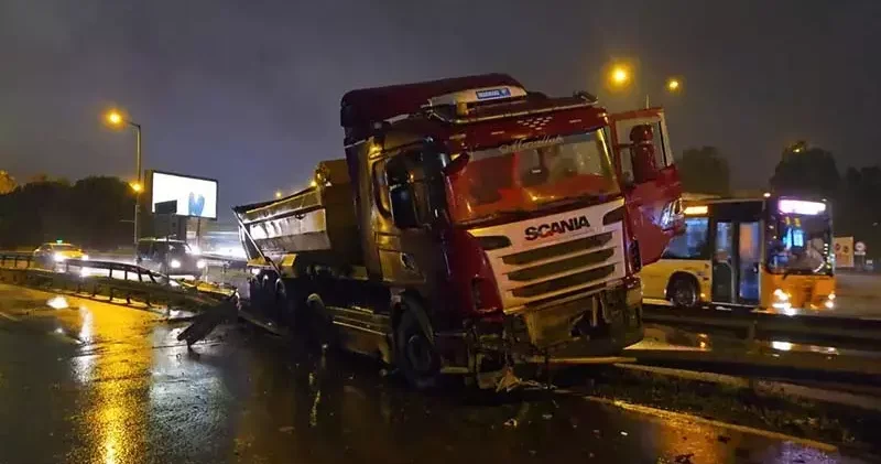 Ataşehir de ıslak yolda kayan hafriyat kamyonu yan yola girdi