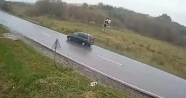 Kontrolden çıkan tırın dorsesi otomobile çarptı! 2 kişi hayatını kaybetti