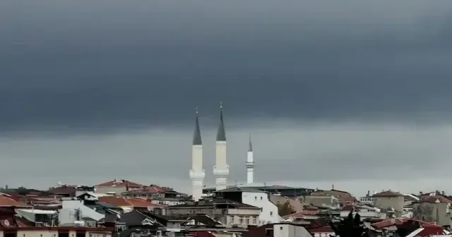 İstanbul un üzerine kara bulutlar çöktü VİDEO İZLE