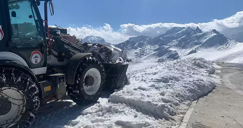 Hakkari’de kardan kapanan üs bölgesinin yolu açıldı