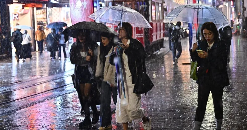 Uyarılar peş peşe gelmişti! İstanbul da sağanak uçakları etkiledi