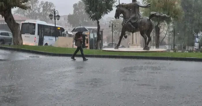 Tekirdağ da şiddetli yağış sokakları göle çevirdi