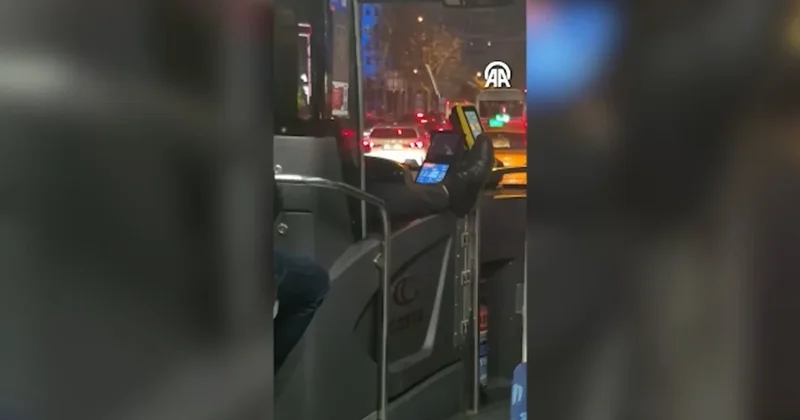 İETT şoförü ayağını uzattı seferini yaptı! Pes dedirten görüntüler Sözcü Gazetesi