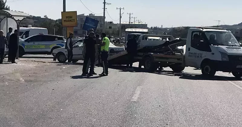 Mardin’de çarpışan otomobillerden biri durağa daldı: 4 yaralı