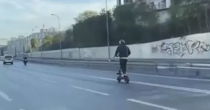 Bayrampaşa’da elektrikli scooter’la tehlikeli yolculuk kamerada