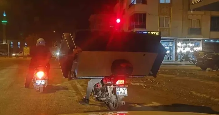 Adıyaman’da ilginç görüntü: Motosikletle koltuk taşıdı