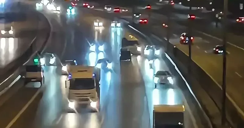 TEM Otoyolu nda kaza sonrası araçlar yol ortasında kaldı; tehlikeli anlar kamerada