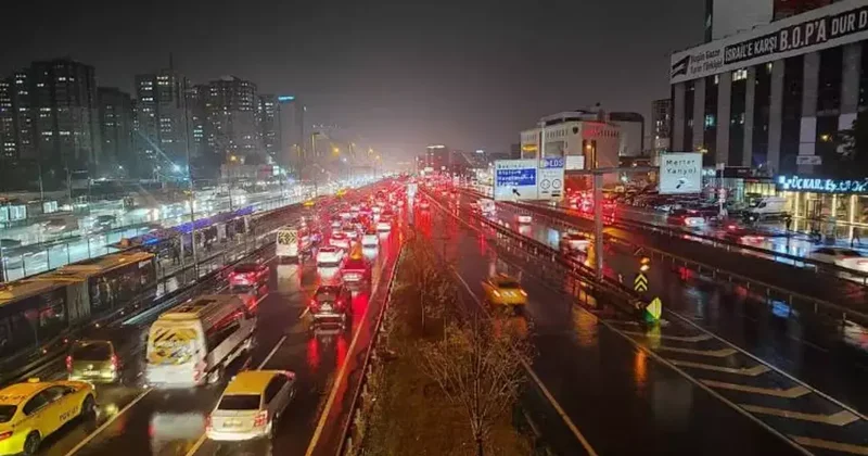 İstanbul da sağanak yağış şehri bir anda felç etti! İşte o görüntüler