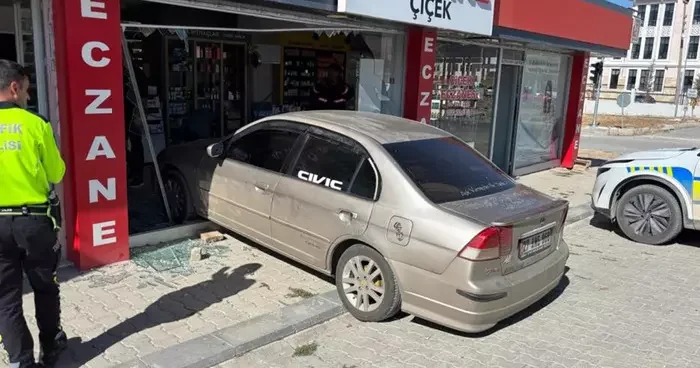 Yer: Malatya! El freni çekilmeyen araç eczaneye girdi