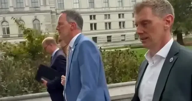 İsrail destekçisi Alman diplomatlara sert sorular: Delikanlı mısınız siz? VİDEO İZLE