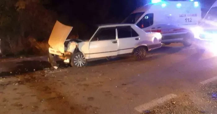 Kafa kafaya çarpışan otomobillerde 4 çocuk yaralandı