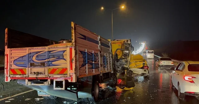 Ticari taksi iki kamyon arasında sıkıştı: 1 yaralı Tekirdağ Haberleri