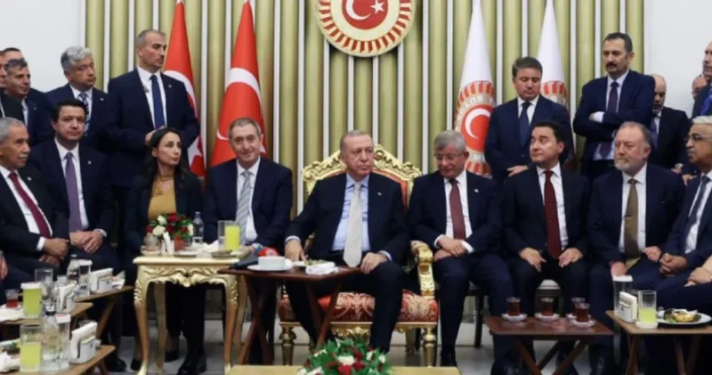 CHP yle bile çalıştık dedi, Davutoğlu Erdoğan a göz kırptı
