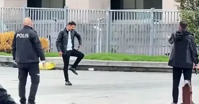 Çağlayan Adliyesi önünde silahlı şahsın bacağına sıktığı anlar kameraya yansıdı VİDEO İZLE