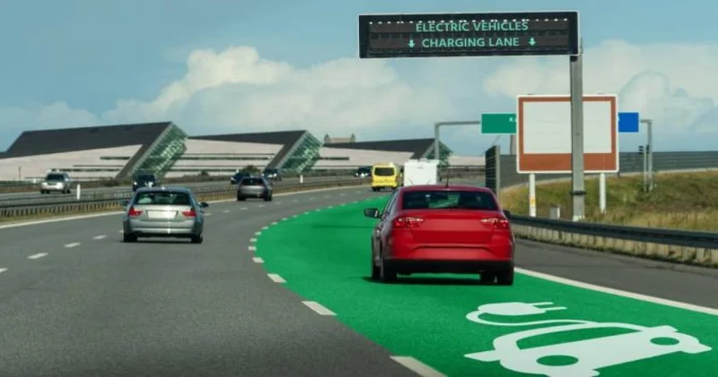 Fransa’da bir yol var ki... Geçen her aracı şarj ediyor!