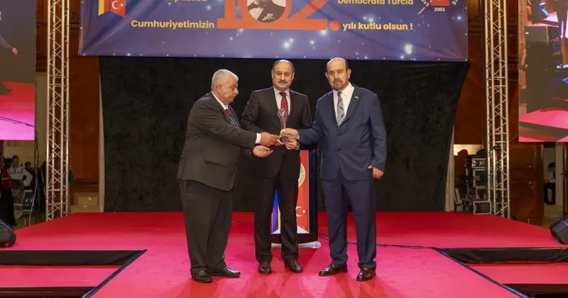 Başkan Gülpınar’a “Yılın En Başarılı Belediye Başkanı” ödülü