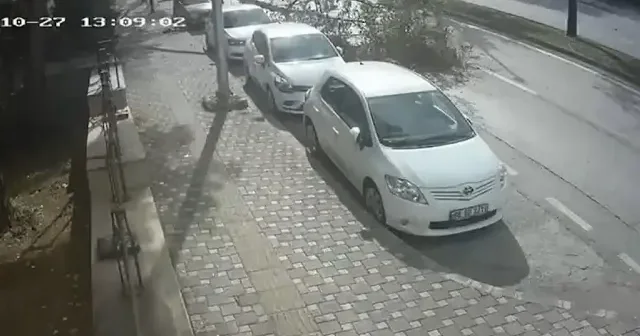 Bursa da fırtına ağacı böyle devirdi VİDEO İZLE