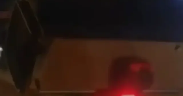 Adıyaman trafiğinde şaşkına çeviren anlar: Motosikletle koltuk taşıdı VİDEO İZLE