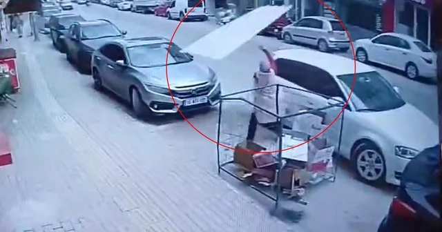 Lodosun çatıdan kopardığı sac levhanın altında kalmaktan son anda kurtuldu Bursa Haberleri