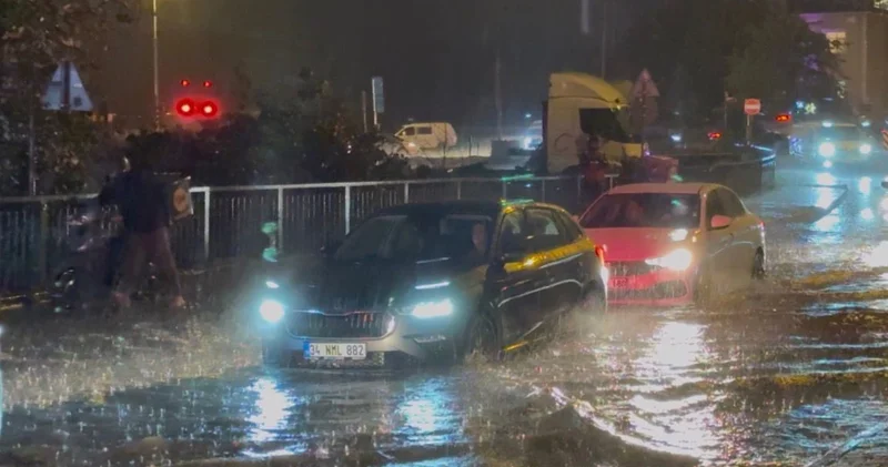 İstanbul’da aniden bastıran sağanak yağmur hayatı felç etti