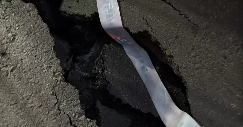 Kağıthane’de yol çöktü