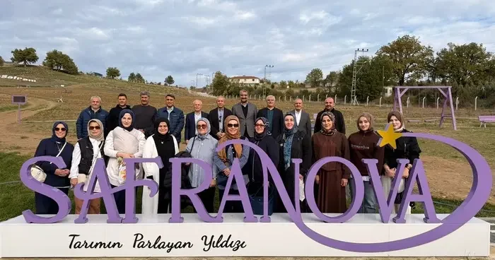 Eski Tarım Bakanı Mehdi Eker safran hasadı yaptı
