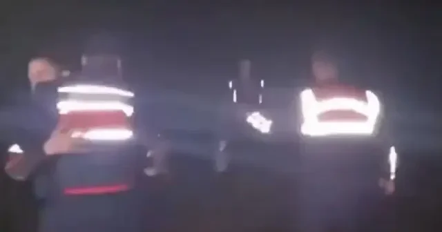 5 saatlik kabus sona erdi: Ormanda kaybolan gençler kendilerini bulan ekiplere sarıldı VİDEO İZLE