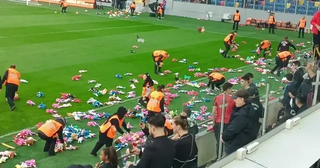 Ankara tribünlerinden Gazzeli çocuklara oyuncak yağdı VİDEO İZLE