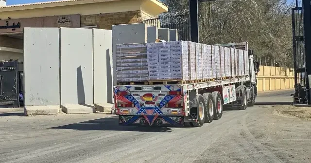 İnsani yardım taşıyan TIR lar Kerem Ebu Salim Sınır Kapısı ndan geçiş yaptı VİDEO İZLE