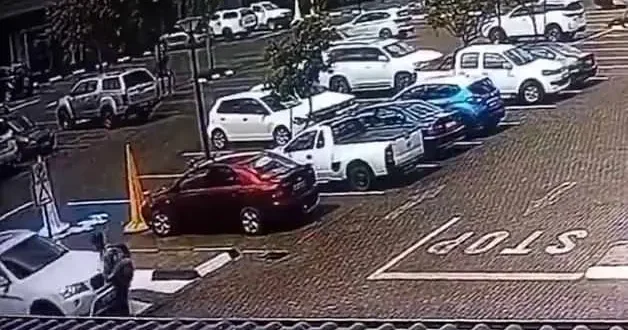 Alışveriş merkezi önünde polisi ezen sürücü cinayetle suçlanıyor