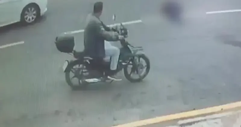 Otomobilin öğrenciye çarptığı kaza kamerada